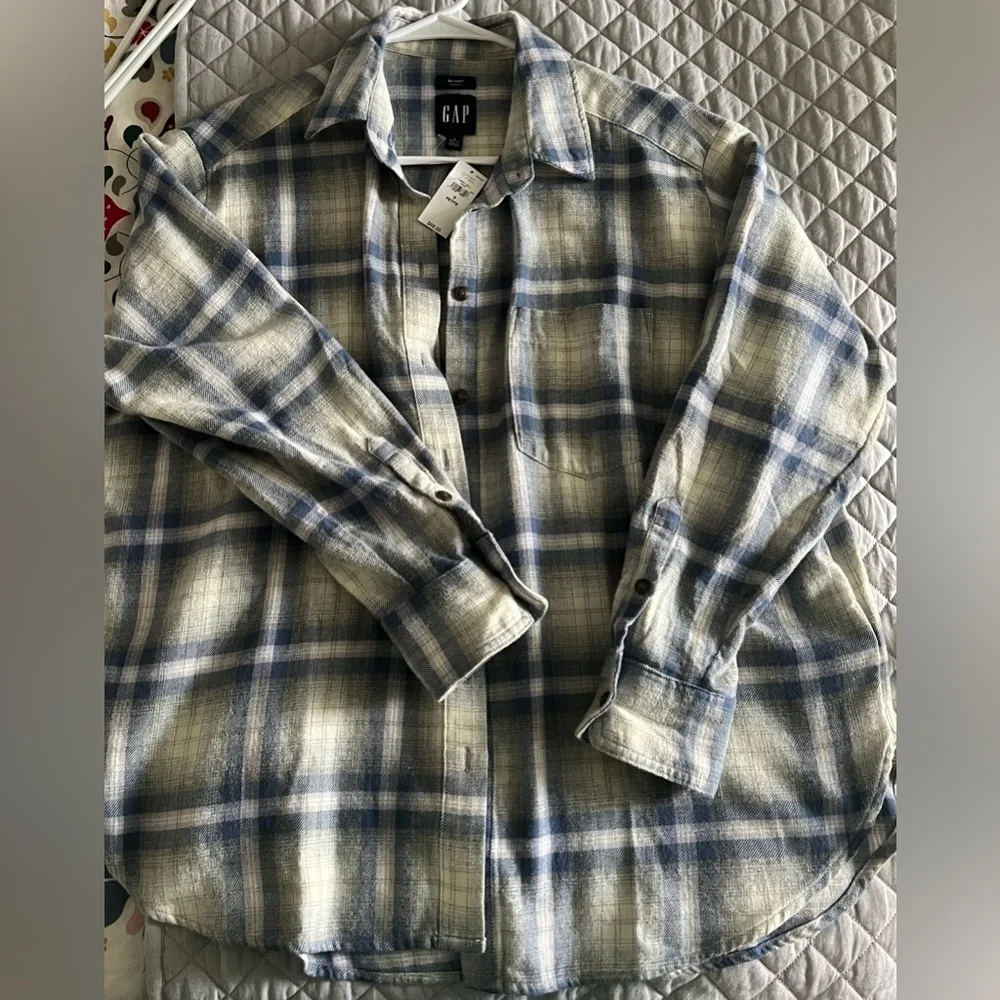 GAP Women’s Casual Blue and Cream Plaid Shirt - Picture 2 of 4